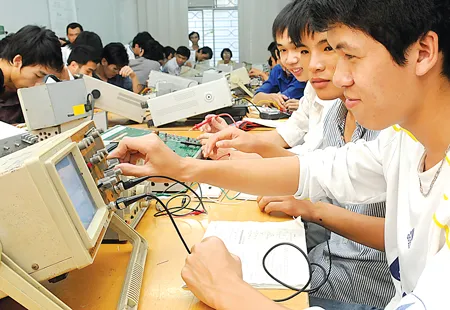 Sinh viên Khoa Điện tử viễn thông Trường ĐH KHTN TPHCM thực tập trong phòng thí nghiệm điện tử. Ảnh: Mai Hải