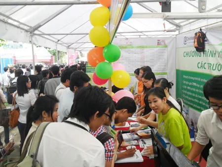 Sinh viên nghe nhà tuyển dụng tư vấn