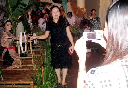 Tranh thủ chụp ảnh lưu niệm với nàng Quỳnh Nga đang ngồi quay tơ