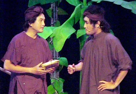 Nghệ sĩ Trọng Phúc (trái) vai Trần Minh và Hoàng Nhất vai Nhuận Điền trong vở "Bên cầu dệt lụa".