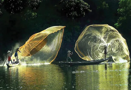 Tung chài. Ảnh: Nguyễn Văn Dũng