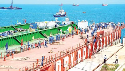 Nhờ có cảng nước sâu, Khu kinh tế Dung Quất (Quảng Ngãi) thu hút được những dự án công nghiệp nặng, trong đó Nhà máy đóng tàu Dung Quất đã đóng thành công nhiều chiếc tàu có trọng tải lớn. Ảnh: HÀ MINH