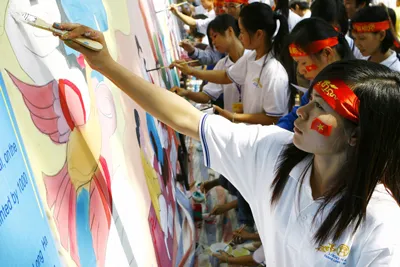 Tuổi trẻ thủ đô cùng vẽ tranh về khát vọng hòa bình.