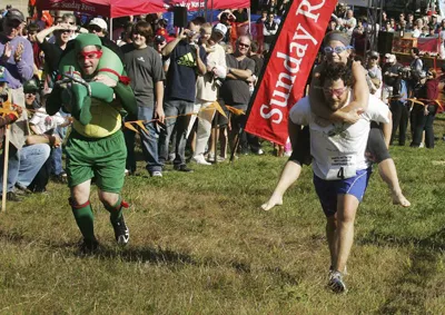 Các thí sinh trổ tài.