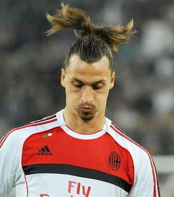 Mái tóc gây khó chịu của Ibrahimovic.