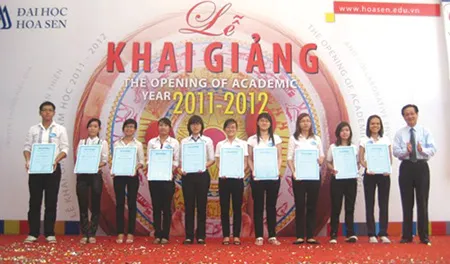 Ông Nguyễn Thanh Minh (bìa phải) - Tổng Biên tập Báo Doanh Nhân Sài Gòn trao học bổng cho 10 sinh viên Hoa Sen có hoàn cảnh khó khăn có nỗ lực học tập tốt