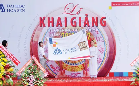 Sinh viên Nguyễn Việt Ái Nhi – Thủ khoa ngành Marketing năm học 2011 nhận cờ truyền thống ĐH Hoa Sen