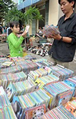 Công nhân chọn mua CD vỉa hè để giải trí sau giờ làm.