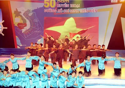 Một tiết mục văn nghệ tại đầu cầu TPHCM. Ảnh: VIỆT DŨNG