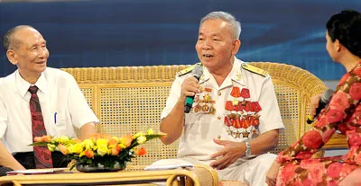 Chiến sĩ tàu không số Nguyễn Văn Đức (giữa) và thuyền trưởng Đặng Bá Tiên (bìa trái) trong buổi giao lưu.