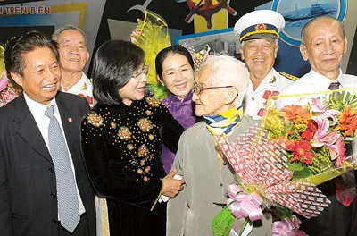 Phó Bí thư Thành ủy TPHCM Nguyễn Thị Thu Hà thăm hỏi má Nguyễn Thị Mười, người đóng góp vàng để mua tàu và động viên con trai tham gia đoàn tàu không số.