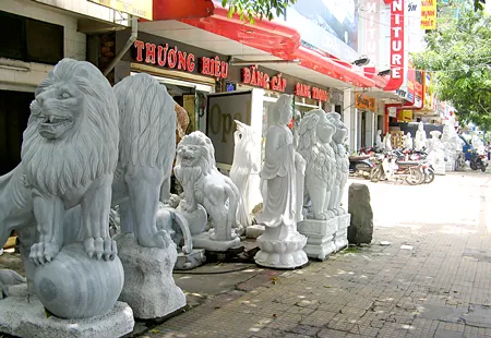 Bày bán sản phẩm điêu khắc mỹ nghệ tràn lan trên đường Cộng Hòa.