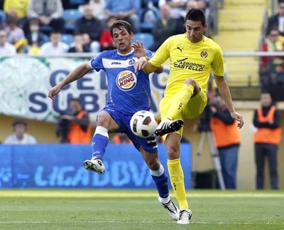 Bruno Soriano (phải, Villarreal) tranh bóng với Victor Sanchez (Getafe).