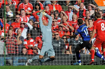 Javier Hernandez (áo xanh) đánh đầu tung lưới thủ môn Reina.