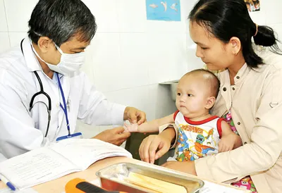 Khám cho bệnh nhi tại Bệnh viện Nhi đồng 1 TPHCM. Ảnh: MAI HẢI