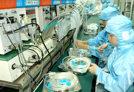 Sản xuất dụng cụ y tế tại Công ty TNHH Nikkiso Việt Nam (100% vốn Nhật Bản) tại KCX Tân Thuận. Ảnh: Đức Trí