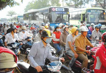 Thiếu tuyến, không đảm bảo thời gian nên xe buýt khó thu hút đông đảo người dân TPHCM sử dụng làm phương tiện di chuyển