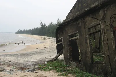 Biển xâm thực ở xã Hải Dương, huyện Hương Trà, tỉnh Thừa Thiên-Huế. Ảnh: Phan Lê