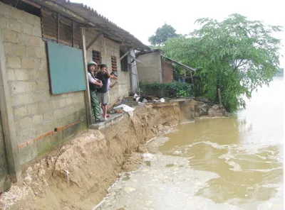Sạt lở bờ sông Bồ. Ảnh: Phan Lê