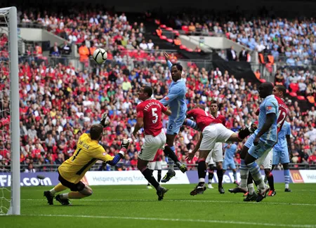 Lescott đánh đầu ghi bàn cho City ở trận Community Shield đầu tháng 8