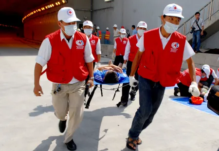 ... để đưa các nạn nhân ra khỏi đường hầm