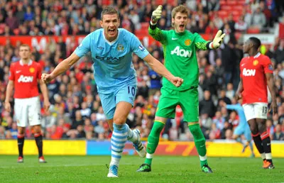 Edin Dzeko mừng bàn thắng ấn định tỷ số 6-1