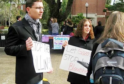 Benjamin Dictor (trái) tham gia một cuộc biểu tình phản đối Israel dùng chính sách đàn áp người Palestine. (Ảnh do nhân vật cung cấp).