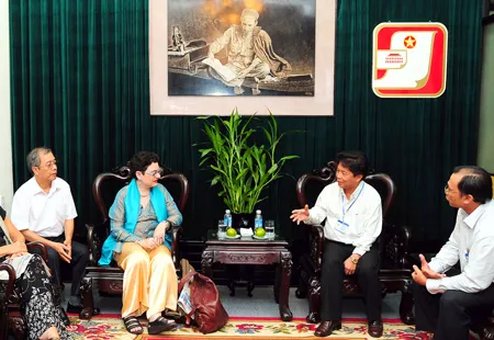 Tổng Biên tập Trần Thế Tuyển tiếp bà Merle Ratner thăm Báo SGGP ngày 4-1-2010. Ảnh: Việt Dũng