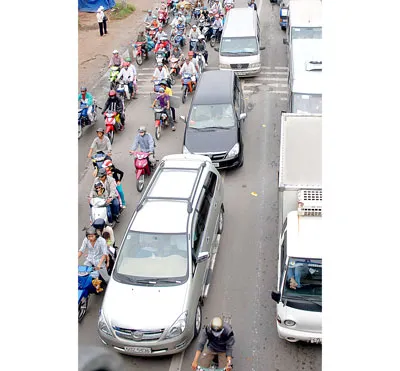 Ô tô cá nhân là một trong những phương tiện gây ùn tắc giao thông. Ảnh: Thanh Tâm