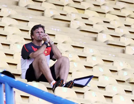 HLV Falko Goetz ngồi trên khán đài theo dõi các tuyển thủ tập. Ảnh: D.P