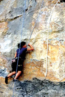 Leo núi - môn thể thao mạo hiểm tại vịnh Hạ Long.