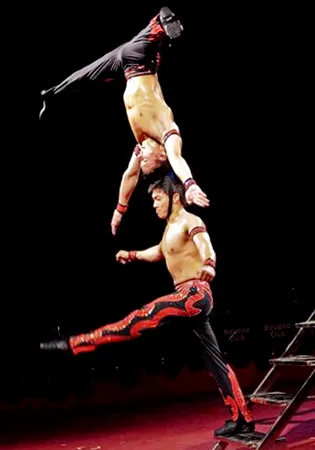 Tiết mục xiếc “Sức mạnh đôi tay” của Đoàn Xiếc TPHCM đoạt giải Sư tử Bạc ở Trung Quốc