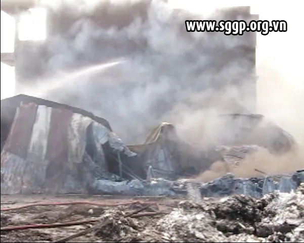 Đà Nẵng: Cháy rụi xưởng thu mua xốp, nhựa ảnh 5