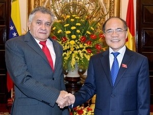 Vietnamese National Assembly Chairman Nguyen Sinh Hung (R) meets with his Venezuelan counterpart Fernando Soto Rojas in Hanoi Oct. 31, 2011 (Photo: Vietnam News Agency)