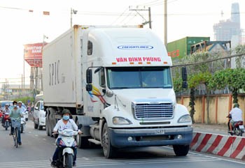 A truck plying on Nguyen Tat Thanh Street on November 1 (Photo: SGGP)