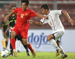 Vietnam’s Nguyen Van Quyet (L) fights for the ball against a Filipino player during their group B opening game at Bung Karno in Jakarta on Nov. 3, 2011. (Photo: Dung Phuong)