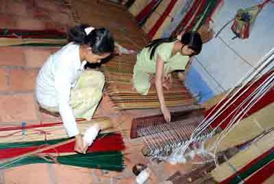 Two women weaving brocade in a traditional handicrafts village (Photo: U. Phuong)