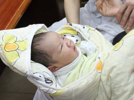 The kidnapped baby returned to his mother (Photo: SGGP)