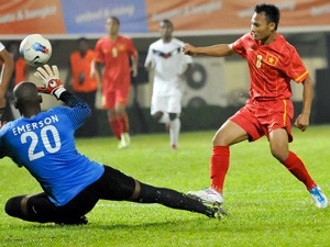 Vietnam midfielder Nguyen Trong Hoang (R) fires pass Timor Leste goalkeeper Emerson in the 52nd minute at Lebak Bulus in Indonesia’s Jakarta Nov. 9, 2011 (Photo: Duong Phuong)