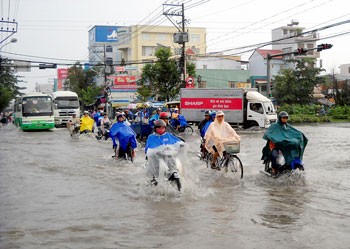 The flooded Huynh Tan Phat Street (Photo: SGGP)