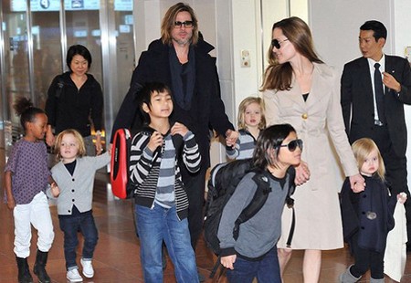 Hollywood hot couple with their six children