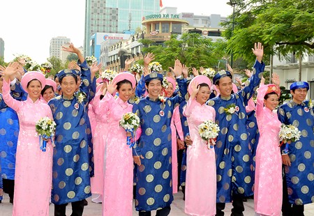 80 couples participate in a mass wedding in Ho Chi Minh City on 11/11/11. (Photo: Sggp)
