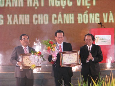 Two representatives of the Soc Trang Province People’s Committee (L and C) receive Vietnam Records Book Center’s certificates (Photo: Soc Trang Newspaper)