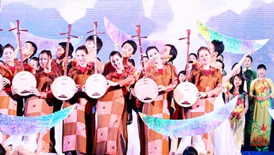 Art performance during the Saturday night gala that celebrated Ha Long Bay’s new status as one of the world’s Seven New Natural Wonders (Photo: Minh Dien)