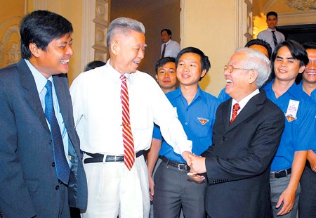 Former Secretary of HCMC Party Committee, the late Vo Tran Chi (2nd from L) with present leaders of HCMC