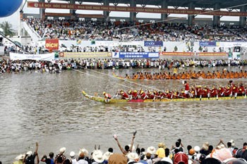 Ngo Boat Race is one of the most exciting activities in the festival of Khmer people. (Photo: Sggp)