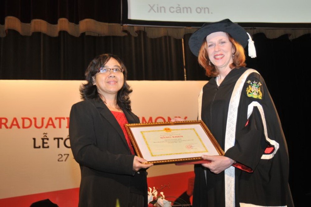 Nguyen Thanh Huyen(L), Deputy Director of International Cooperation Department, gives certificate to Professor Margaret Gardner, RMIT University’s Vice Chancellor and President (Photo: Courtesy of RMIT)