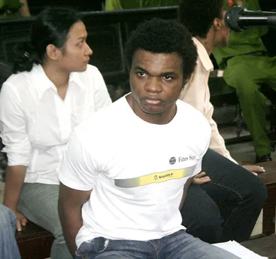 Ete (chồng) bị tuyên án tử hình còn Phan Thị Thanh Lễ (vợ, ngồi phía sau Ete) nhận mức án chung thân, đứa con lai của họ từ đây phải nương nhờ người thân.