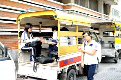 Hỗ trợ xe đưa rước học sinh cũng có thể góp phần giảm kẹt xe.Ảnh: CAO THĂNG