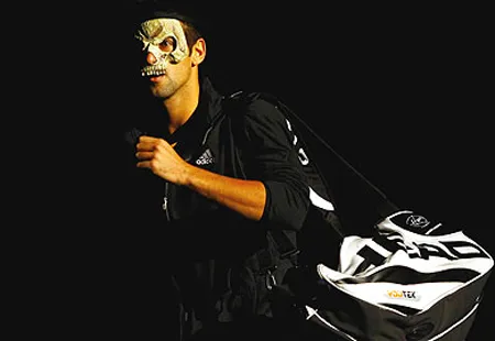 Nole khoái... đeo mặt nạ ở Basel